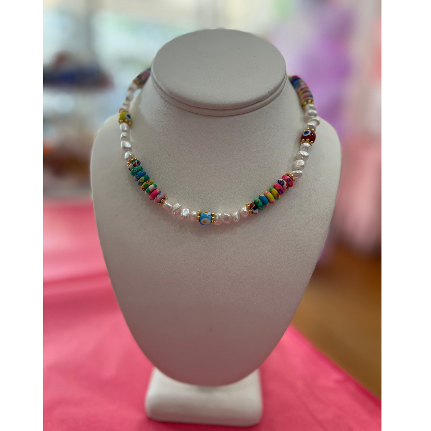 Yellow beaded necklace w. pearls