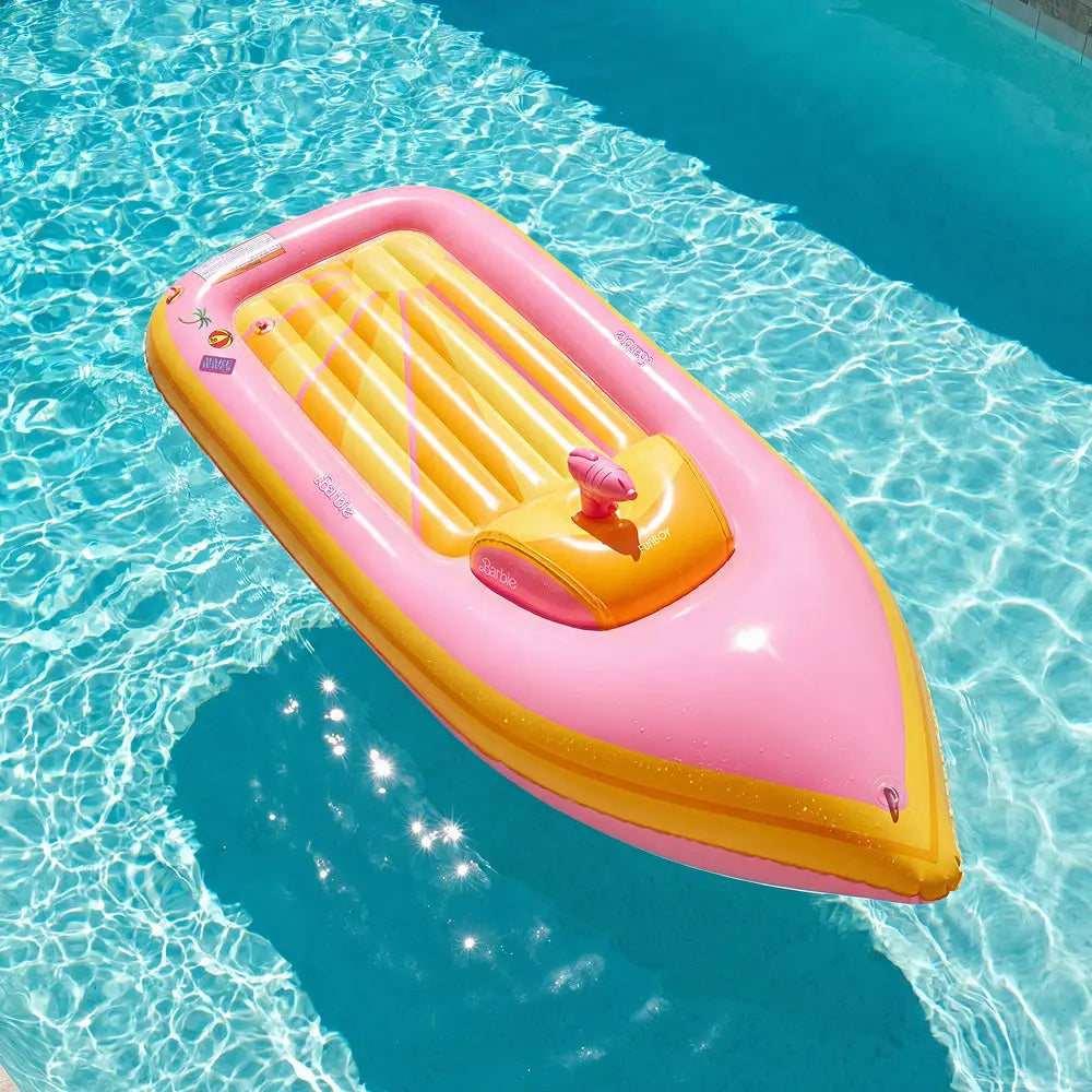Yacht float w. integrated water squirter