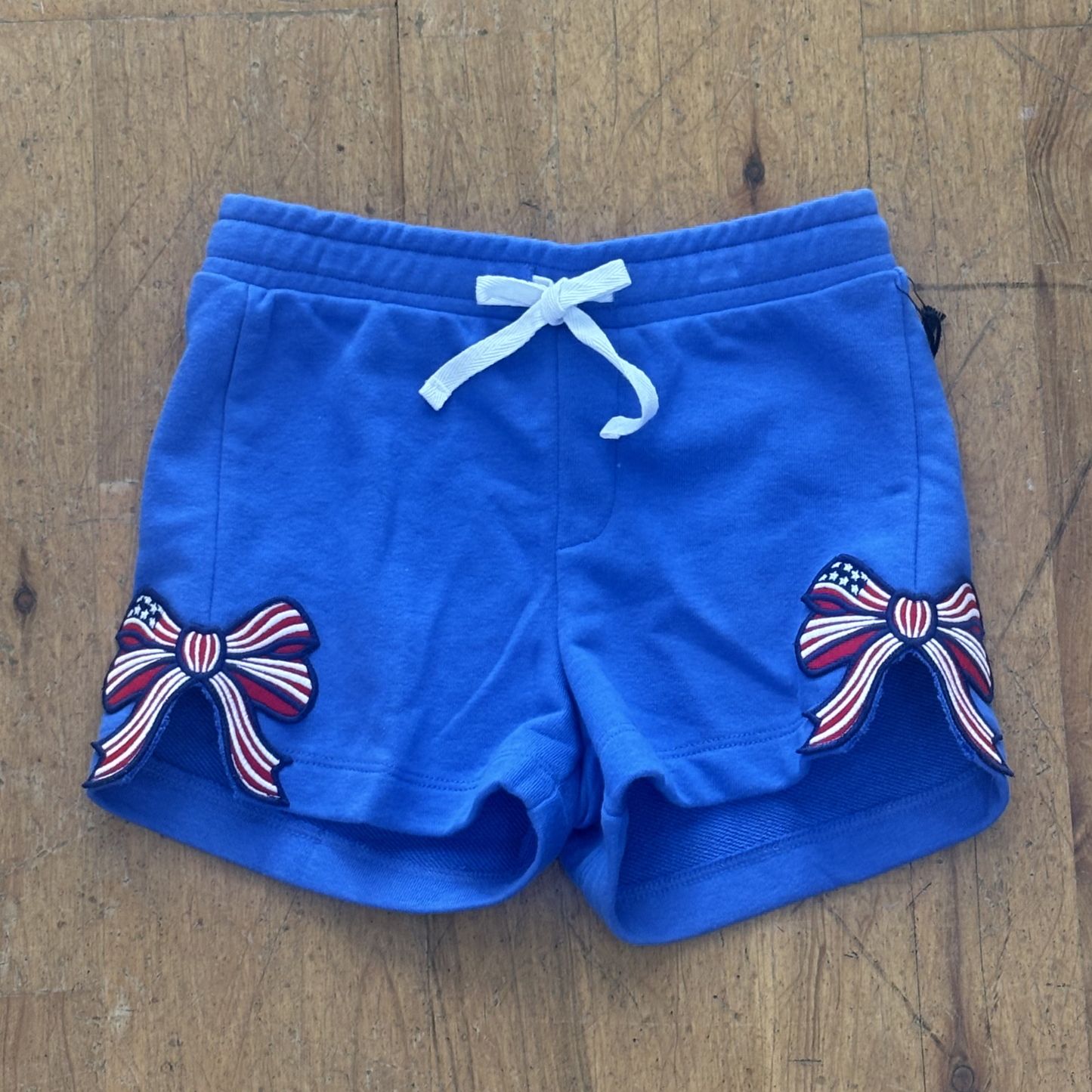 Side cut out bow patch shorts