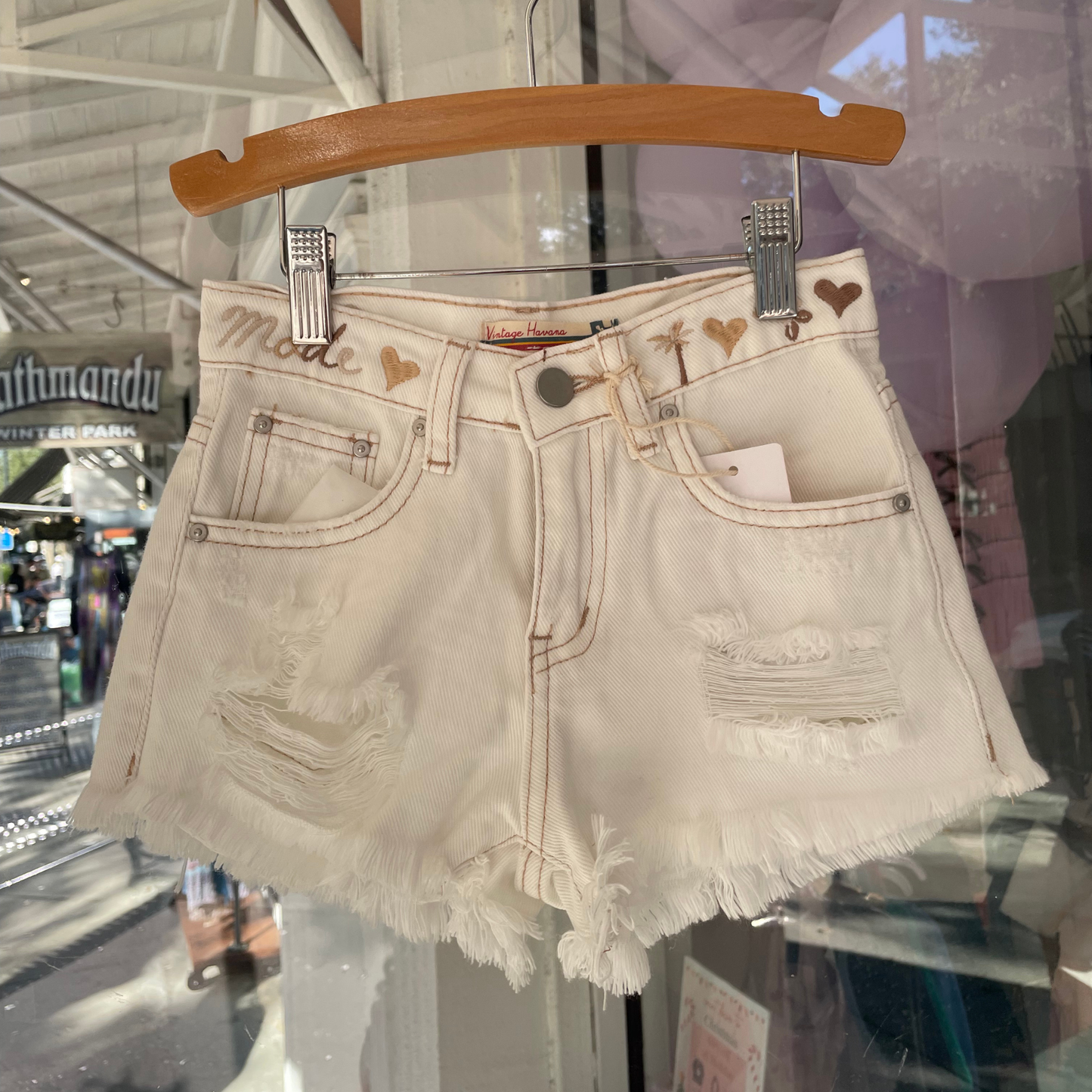 Embroidered denim shorts - white