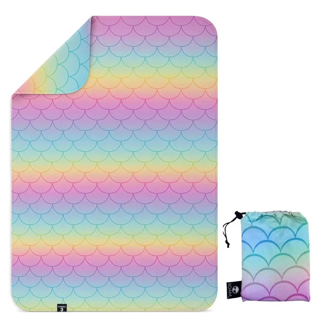 UPF 50+ beach towel w. hood - mermaid scales