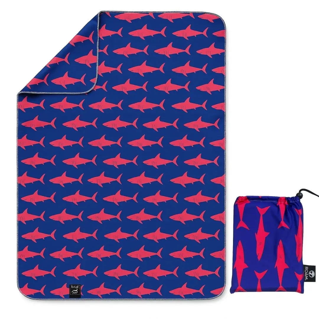 UPF 50+ beach towel w. hood - pink sharks